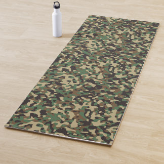 Muster der militärischen Camouflage im grünen Wald Yogamatte