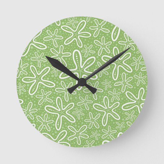 Muster der Muschel im Gepunkteten Hintergrund Runde Wanduhr (Vorderseite)