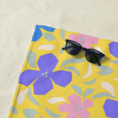 Muster der Retro-Flora in gelben Personalisierten Strandtuch (Beispiel)