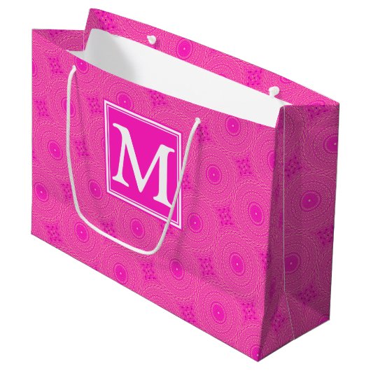 Muster der rosafarbenen Monogramm-Kreise Große Geschenktüte (Vorderseite Schrägansicht)