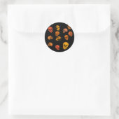 Muster der Schädel auf schwarz Runder Aufkleber (Tasche)