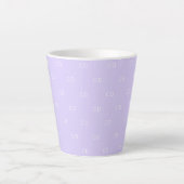 Muster der Violettlavender Monogramm Milchtasse (Vorderseite)