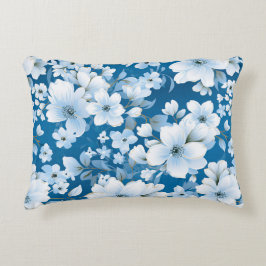 Muster der weißen Blume, blauer Hintergrund, Dekokissen