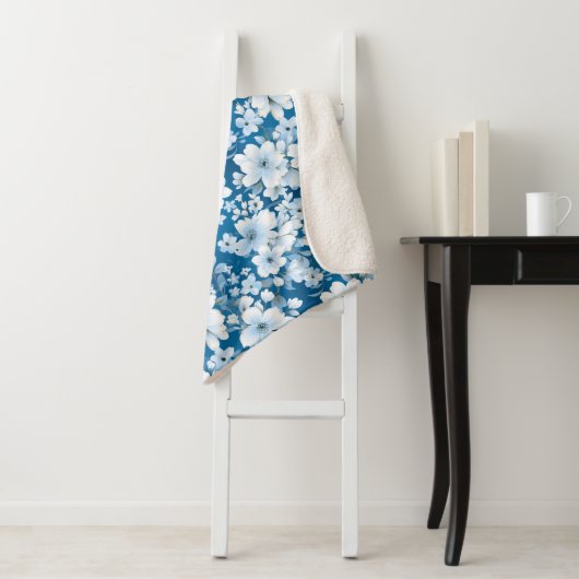 Muster der weißen Blume, blauer Hintergrund, Sherpadecke (Beispiel)
