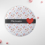 Muster der weißen medizinischen Ausrüstung und rot Button<br><div class="desc">Niedliche Personalisieren Taste mit einem Hintergrund einer medizinischen Ausrüstung. Von Klebebandagen, Pillen, Flaschen bis hin zu blauen Stethoskopen. In der Mitte befindet sich eine breite graue Linie mit dem weißen Text, den Sie personalisieren können. Auf der rechten Seite des Textes befindet sich ein illustriertes rotes Herz. Passen Sie weiter an,...</div>