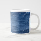 Muster des blauen Ozeans, Blick aufs Meer Liebhabe Jumbo-Tasse (Rechts)