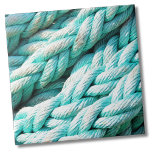 Muster eines nautischen blauen Seilmusters an der  Fliese<br><div class="desc">Schöner aquamariner Druck aus bedrücktem (oder verwittertem) Bootsseil! Ideal für Strandliebhaber, Wassersportler oder im Sommer. Ob Sie gewollt haben, diese Kachel als kleinen Untersetzer oder Trivet für einen Drink oder Teller zu verwenden... oder Sie gewollt, groß mit einem Küchenrücken oder Badezimmerfliesen in einem Strandhaus zu gehen, ist an Ihnen! Tun...</div>