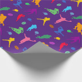 Muster farbenfroher Fußballspieler auf Lila Geschenkpapier (Ecke)