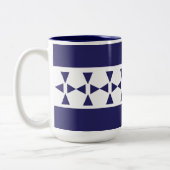 Muster für blaue Dreiecke Zweifarbige Tasse (Links)