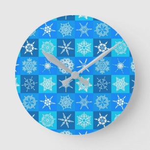 Muster für blaue Schneeflocken Runde Wanduhr