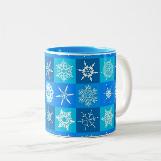 Muster für blaue Schneeflocken Zweifarbige Tasse (VorderseiteRechts)