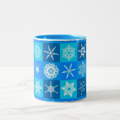 Muster für blaue Schneeflocken Zweifarbige Tasse (Mittel)