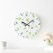 Muster für blaue und grüne Blätter  Große Wanduhr (Zuhause)