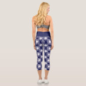 Muster für blaue und weiße Shibori-Kreise Capri Leggings (Rückseite)