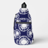 Muster für blaue und weiße Shibori-Kreise Crossbody Bag (Vorderseite)