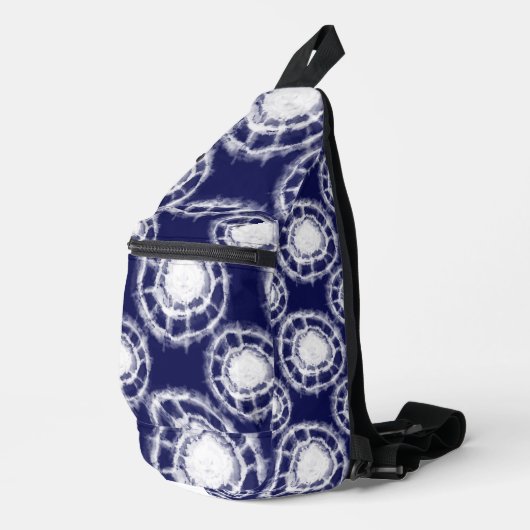 Muster für blaue und weiße Shibori-Kreise Crossbody Bag (Rechte Ecke)