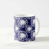 Muster für blaue und weiße Shibori-Kreise Kaffeetasse (VorderseiteRechts)