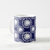 Muster für blaue und weiße Shibori-Kreise Kaffeetasse (Vorderseite Links)