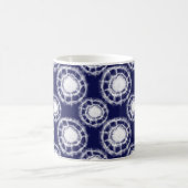 Muster für blaue und weiße Shibori-Kreise Kaffeetasse (Mittel)