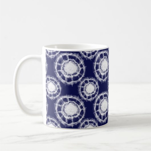 Muster für blaue und weiße Shibori-Kreise Kaffeetasse (Links)
