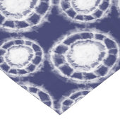 Muster für blaue und weiße Shibori-Kreise Mittelgroßer Tischläufer (Ecke)