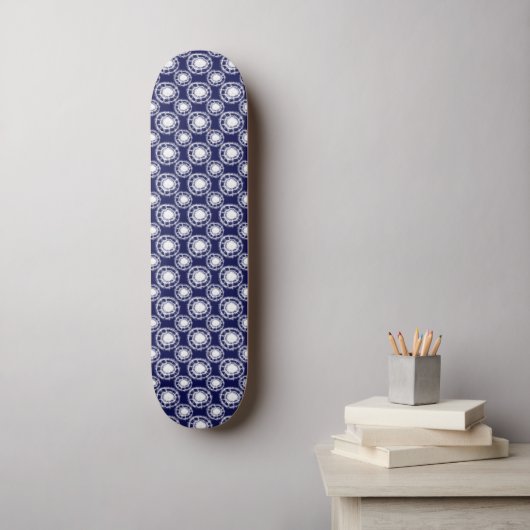 Muster für blaue und weiße Shibori-Kreise Skateboard (Wandkunst)