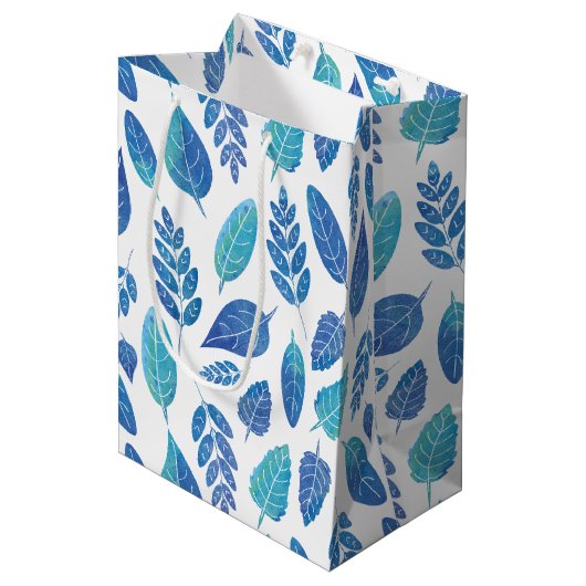 Muster für blaue Wasserfarben-Blätter Mittlere Geschenktüte (Vorderseite Schrägansicht)
