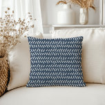 Muster für das Markieren von Navy Herringbone-Schi Kissen<br><div class="desc">Dieses skandinavische inspirierte Kissen zeichnet sich durch ein einfaches abstraktes Herringbonnmuster aus. Ich habe das Muster von Hand erstellt und es in den Herringbone-Stil verwandelt, wie es das war, was ich in meiner eigenen Zuhause gesucht habe. Dieser Ausdruck ist so konzipiert, dass er jedem Zimmer eine subtile Textur und Wärme...</div>