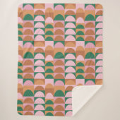 Muster für erdrosa und grüne geometrische Formen Sherpadecke (Vorderseite)