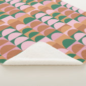 Muster für erdrosa und grüne geometrische Formen Sherpadecke (3/4)