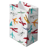 Muster für farbenfrohe Flugzeuge Mittlere Geschenktüte (Rückseite Schrägansicht)