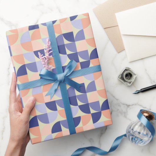 Muster für geometrische Formen des Lila Korallenpf Geschenkpapier (Schenken)