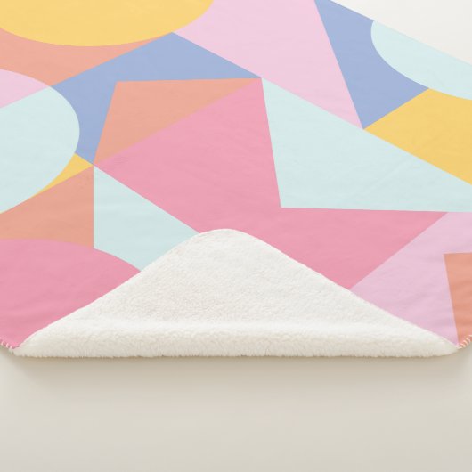 Muster für geometrische Formen in Pastellfarbblöck Sherpadecke (3/4)