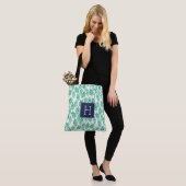 Muster für grüne Blätter und blaue Monogramme Tasche (Am Model)