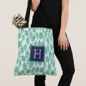 Muster für grüne Blätter und blaue Monogramme Tasche (Von Nahem)