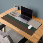 Muster für grüne und braune Streifen Name Schreibtischunterlage<br><div class="desc">Verbessern Sie Ihren Arbeitsbereich mit dieser Schreibtischmatte mit grünen und braunen Streifen. Mit einem stilvollen gestreiften Design in Erdtönen sorgt es für eine glatte Oberfläche für Tastatur und Maus und fügt gleichzeitig eine personalisierte Touch hinzu. Passen Sie es mit Ihrem Namen für ein einzigartiges Aussehen an, das es zu einer...</div>