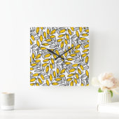 Muster für handgezeichnete, gelb-graue Blätter Quadratische Wanduhr (Zuhause)