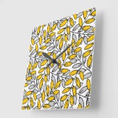 Muster für handgezeichnete, gelb-graue Blätter Quadratische Wanduhr (Winkel)