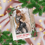 Muster für Kleider und Bauernhöfe Postkarte<br><div class="desc">Einzigartige, klassische, trendige, hübsche und dekorative Weihnachtsfeiertage und Happy New Year Grußkarte. Grußtext und Raum der niedlichen Jahreszeit, um mit einem Foto und Familiennamen oder Namen Ihrer Wahl zu personalisieren oder anzupassen. Mit roten Beeren und grünen Blätter Blumenkränze auf einem verwitterten, grau aussehenden rustikalen Bauernhof inspiriert Barnholz-Kornplanken Muster Hintergrund Design....</div>