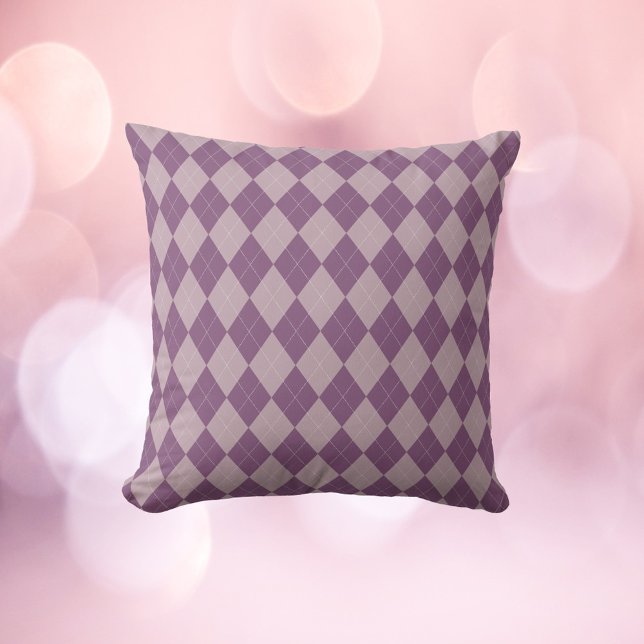 Muster für lila und Lavendel-Raute Kissen (A throw pillow with a purple and lavender argyle pattern)