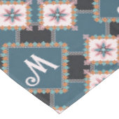 Muster für moderne Chic Geometric Floral Monogram Tischdecke (Schrägansicht)