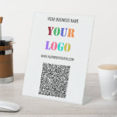 Muster für QR-Code und Logos für das Geschäftsfeld Sockelschild (In SItu)