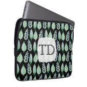 Muster für Schwarz-Minze-Blätter in Monogramm Laptopschutzhülle (Vorne Rechts)