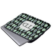 Muster für Schwarz-Minze-Blätter in Monogramm Laptopschutzhülle (Vorne Knopf)