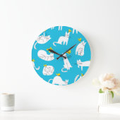 Muster für spielerische Katzen und Schmetterlinge Große Wanduhr (Zuhause)