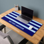 Muster für tiefe blaue und blaue Streifen Schreibtischunterlage<br><div class="desc">Verbessern Sie Ihren Arbeitsbereich mit der Design-Mat für Deep Navy Blue & Sky Blue Stripes. Mit seinem fett gestreiften Design in strahlend marineblau und zartem Himmelblau bietet diese Schreibtischmatte eine glatte Oberfläche für Tastatur und Maus und fügt Ihrem Schreibtisch eine elegante und moderne Touch hinzu. Ideal für Zuhause-Büros, Studienzentren oder...</div>