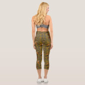 Muster für Waldkreaturen und Blätter Capri Leggings (Rückseite)