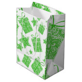 Muster grüner Geschenke und Sterne Mittlere Geschenktüte (Vorderseite Schrägansicht)