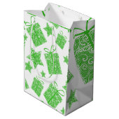 Muster grüner Geschenke und Sterne Mittlere Geschenktüte (Rückseite Schrägansicht)