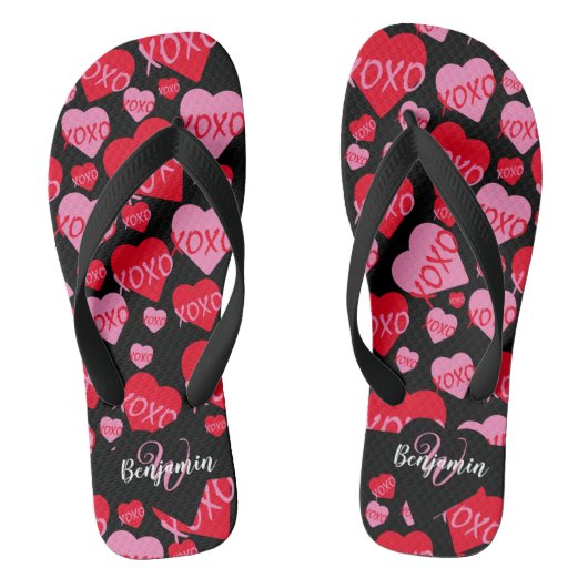 Muster Herz XOXO Liebe Rosa Schwarzes Monogramm Badesandalen (Fußbett)
